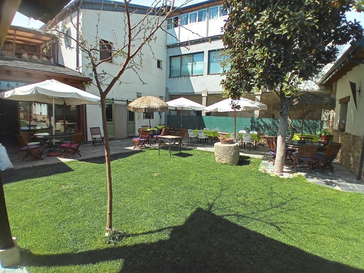 Hostal La Medina De Camponaraya Екстер'єр фото
